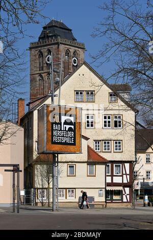 Bad Hersfeld, Deutschland. April 2020. Ein großes Banner in der Innenstadt trägt den Schriftzug und das Logo der 70. Bad Hersfelder Festspiele. Das diesjährige Bad Hersfelder fest steht wegen der Corona-Pandemie am Rande des Zusammenbruchs. Eigentlich sollte die 70. Ausgabe ab 26. Juni stattfinden. Credit: Uwe Zucchi / dpa / Alamy Live News Stockfoto