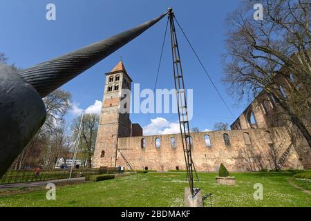 Bad Hersfeld, Deutschland. April 2020. Stahlträger für das Regendach ziehen sich in Richtung der Ruinen des Klosters. Das diesjährige Bad Hersfelder fest steht wegen der Corona-Pandemie am Rande des Zusammenbruchs. Eigentlich sollte die 70. Ausgabe ab 26. Juni stattfinden. Credit: Uwe Zucchi / dpa / Alamy Live News Stockfoto