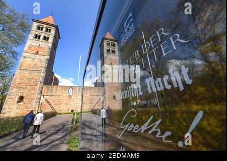 Bad Hersfeld, Deutschland. April 2020. Ein Schaufenster vor den Klosterruinen informiert über die geplanten Theatervorstellungen. Das diesjährige Bad Hersfelder fest steht wegen der Corona-Pandemie am Rande des Zusammenbruchs. Eigentlich sollte die 70. Ausgabe ab 26. Juni stattfinden. Credit: Uwe Zucchi / dpa / Alamy Live News Stockfoto