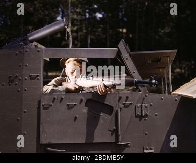 Halftrack Infantryman mit Garand Gewehr, ft Knox, Ky. Stockfoto