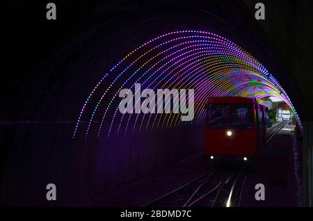 WELLINGTON, NEUSEELAND - 4. April 2020: Wellington Seilbahn durch Tunnel mit bunten Lichtern Stockfoto