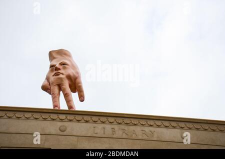 WELLINGTON, NEUSEELAND - 4. April 2020: Hand mit Gesicht auf der Stadtgalerie wellington Stockfoto