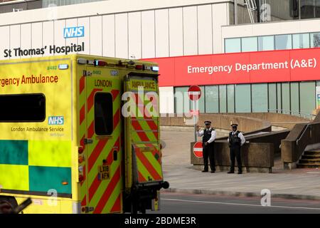 (200409) - London, 9. April 2020 (Xinhua) - Polizeiwellen zu einem Krankenwagen außerhalb des St Thomas' Hospital, wo der britische Premierminister Boris Johnson am 8. April 2020 in London, Großbritannien, auf Intensivpflege bleibt. Während der täglichen Pressekonferenz am Mittwoch sagte der Schatzkanzler Rishi Sunak, Premierminister Boris Johnsons Zustand verbessere sich und bleibe auf der Intensivstation. Johnson wurde am Sonntagabend, 10 Tage nach dem positiven Test für COVID-19, in das St Thomas' Hospital in London mit "anhaltenden Symptomen" eingeliefert. Er wurde am Montagabend nach seiner in die Intensivstation verlegt Stockfoto