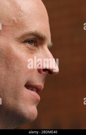 (200409) -- LONDON, 9. April 2020 (Xinhua) -- der britische Außenminister Dominic Raab kommt an der 10 Downing Street zu einem Treffen in London, Großbritannien am 8. April 2020. Während der täglichen Pressekonferenz am Mittwoch sagte der Schatzkanzler Rishi Sunak, Premierminister Boris Johnsons Zustand verbessere sich und bleibe auf der Intensivstation. Johnson wurde am Sonntagabend, 10 Tage nach dem positiven Test für COVID-19, in das St Thomas' Hospital in London mit "anhaltenden Symptomen" eingeliefert. Er wurde am Montagabend in die Intensivstation verlegt, nachdem sich seine Coronavirus-Symptome verschlimmerten. (Foto von Ti Stockfoto