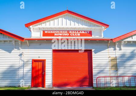 Ballarat - Australien - 16. März 2020; weiße und rote Giebeln und Frontfassade mit roten Türen des Wnedouree - Ballarat Rowing Club Bootshaus Stockfoto