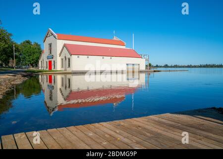 Ballarat Australien - 16. März 2020; weißes Bootshaus spiegelt sich im ruhigen blauen Lake Wendouree, Ballarat Australien, wider. Stockfoto