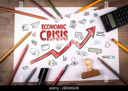 Wirtschaftskrise. Pfeil mit Symbolen. Stempel und Bleistift, Taschenrechner auf weißem Papier Stockfoto