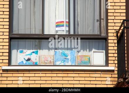 Montreal, Kanada - 4. April 2020: Zeichnungen von Regenbogen im Fenster, gemalt von Kindern. Bilder von Regenbögen haben nach Scho in Fenstern aufgefangengenommen Stockfoto