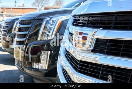 Montreal, Kanada - 4. April 2020: Schwarzes Auto von Cadillac Escalade im Autohaus. Cadillac ist ein Geschäftsbereich des amerikanischen Automobilherstellers General Motors Stockfoto