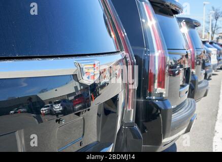 Montreal, Kanada - 4. April 2020: Schwarzes Auto von Cadillac Escalade im Autohaus. Cadillac ist ein Geschäftsbereich des amerikanischen Automobilherstellers General Motors Stockfoto