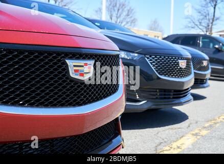 Montreal, Kanada - 4. April 2020: Cadillac CT5-Autos im Autohaus. Cadillac ist ein Geschäftsbereich des amerikanischen Automobilherstellers General Motors GM, dass d Stockfoto