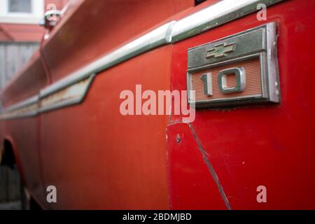 Dieser Vintage Chevy Truck sitzt in einer Einfahrt in Marin County, CA, bereit zum gefahren werden. Stockfoto