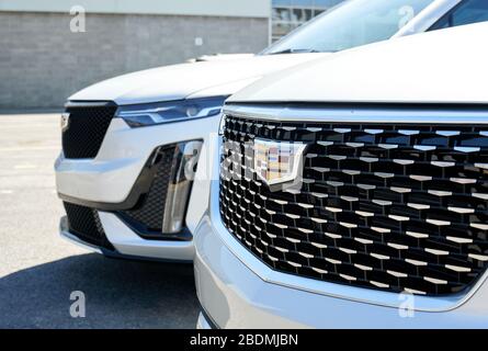 Montreal, Kanada - 4. April 2020: Cadillac XT4-Fahrzeuge im Autohaus. Cadillac ist ein Geschäftsbereich des amerikanischen Automobilherstellers General Motors GM, dass d Stockfoto