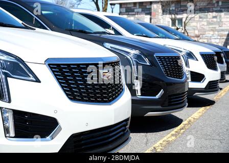 Montreal, Kanada - 4. April 2020: Cadillac XT4-Fahrzeuge im Autohaus. Cadillac ist ein Geschäftsbereich des amerikanischen Automobilherstellers General Motors GM, dass d Stockfoto