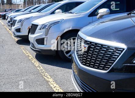 Montreal, Kanada - 4. April 2020: Cadillac XT4-Fahrzeuge im Autohaus. Cadillac ist ein Geschäftsbereich des amerikanischen Automobilherstellers General Motors GM, dass d Stockfoto