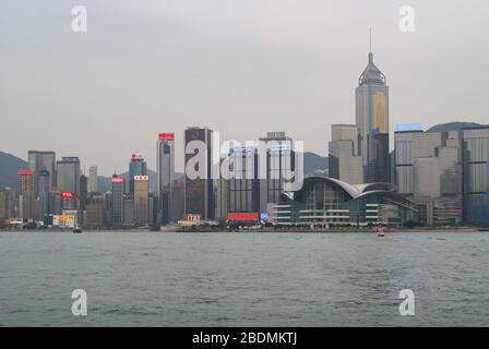 Hongkong, 24. JANUAR 2009 - bewölkt Blick auf den berühmten Victoria Harbour und die Skyline Stockfoto