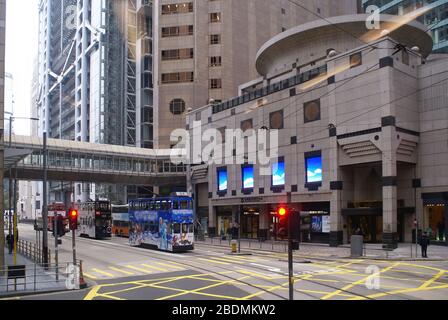 Hongkong, 24. JANUAR 2009 - Stadtbild am Nachmittag mit Seilbahn und Bank Stockfoto