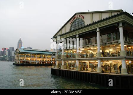 Hongkong, 24. JANUAR 2009 - Blick auf den Central Pier am Nachmittag Stockfoto