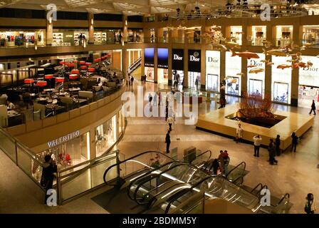 Hongkong, 24. JANUAR 2009 - Innenansicht der Nacht des Internationalen Finanzzentrums Stockfoto