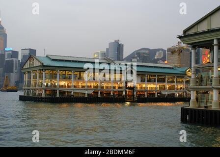 Hongkong, 24. JANUAR 2009 - Blick auf den Central Pier am Nachmittag Stockfoto