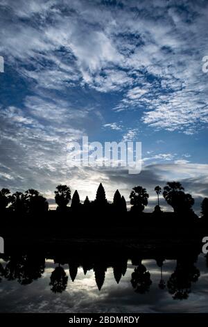 Sonnenaufgang über Angkor Wat mit See-Spiegelung. Stockfoto