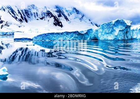 Schnee-Berge Abstrakte Reflexion Blaue Gletscher Iceberg Dorian Bay Antarktische Halbinsel Antarktis. Gletschereis blau, weil Luft aus Schnee gedrückt wurde Stockfoto