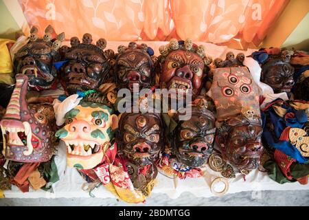 Cham-Masken, die während eines Cham-Tanzes während des Losar (Tibetisches Neujahr) in Gurupura tibetischen Siedlung, Karnataka, Südindien, aufgeführt werden. Stockfoto