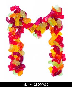 Buchstabe M des englischen Alphabets aus mehrfarbiger Marmelade auf weißem, isoliertem Hintergrund. Essgewohnheiten aus Kinderbonbären, Dinosa Stockfoto