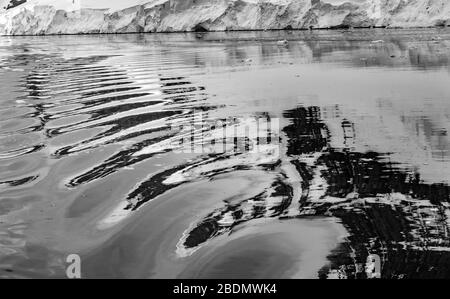 Schwarz-WeiSs-Schnee-Berge Abstrakte Reflexionsgletscher Iceberg Dorian Bay Antarktische Halbinsel Antarktis. Stockfoto