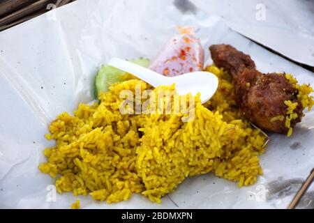 khao mok Gai oder Chicken Biryani Reis lokale Lebensmittel aus dem unteren südlichen Narathiwat, Thailand muslimischen Stil Stockfoto