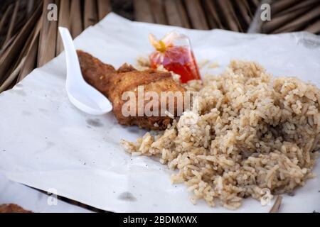 khao mok Gai oder Chicken Biryani Reis lokale Lebensmittel aus dem unteren südlichen Narathiwat, Thailand muslimischen Stil Stockfoto