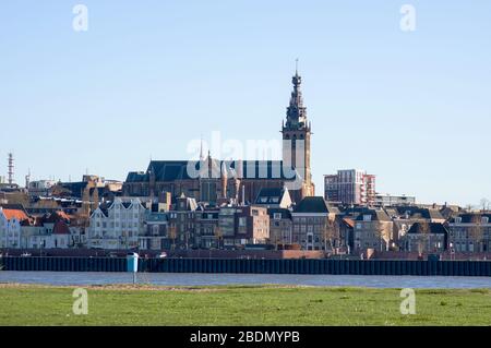 Die Stevenskerk Kirche am Fluss Waal in Nijmegen, Niederlande Stockfoto