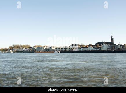 Stadtbild der Stadt Nijmegen mit der Stevenskerk Kirche am Fluss Waal, Niederlande Stockfoto