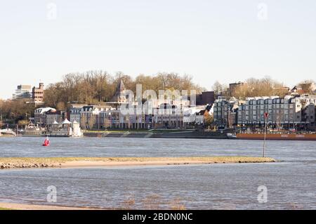 Nijmegen, Niederlande - 22. März 2020: Stadtbild von Nijmegen am Fluss Waal Stockfoto