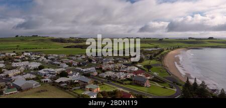 Vom Aussichtspunkt aus hat man einen Panoramablick auf die Stadt Stanley in Tasmanien und die malerischen Dorfhäuser, die eine der Buchten umsägen. Stockfoto