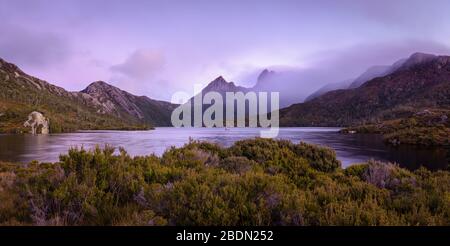 Spektakuläre Aussicht auf die Bergflora rund um den berühmten Dove Lake und den mit Wolken bedeckten Cradle Mountain an der wilden Westküste Tasmaniens. Stockfoto