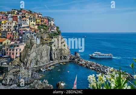 Blick auf das alte Küstendorf Manorola in der Cinque Terre an der ligurischen Riviera di Levante, Ligurien, Italien Stockfoto