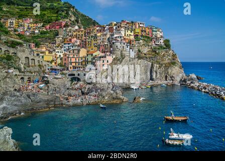 Blick auf das alte Küstendorf Manorola in der Cinque Terre an der ligurischen Riviera di Levante, Ligurien, Italien Stockfoto