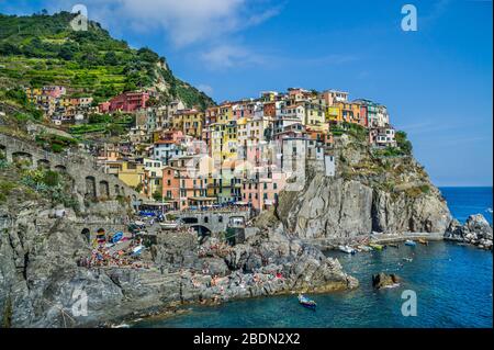 Blick auf das alte Küstendorf Manorola in der Cinque Terre an der ligurischen Riviera di Levante, Ligurien, Italien Stockfoto