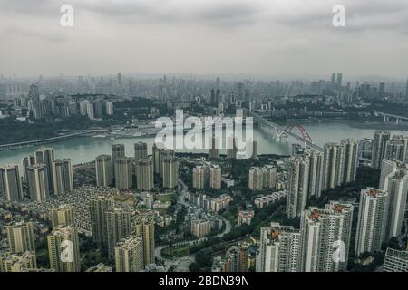 Luftdrohne schoss bei trübem Wetter in Chongqing, Südwestchina, auf die Egongyan-Brücke über den Jangtsekiang Stockfoto