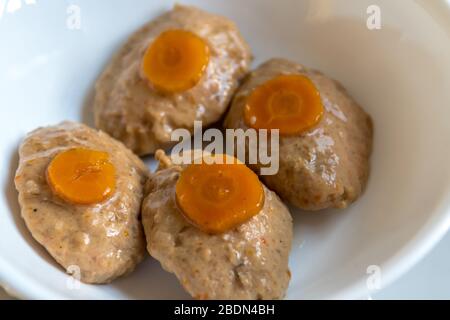 Isolierte Nahaufnahme von köstlichen und frischen Gefilte Fisch (gefüllte Fisch) Gericht auf dem Seder Tisch am Passah jüdischen Feiertag - Israel Stockfoto