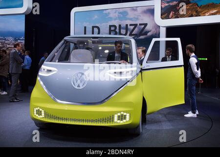 GENF, SCHWEIZ - 6. März 2018: Volkswagen Buzz auf dem Volkswagen Messegelände in der 88. Genfer Automobilausstellung in Palexpo Stockfoto