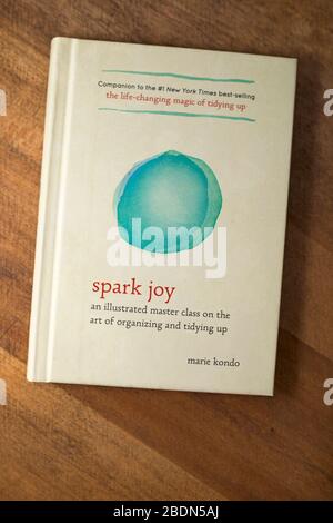 Buch der Heimatorganisationsexpertin Marie Kondo: Spark Joy. Stockfoto