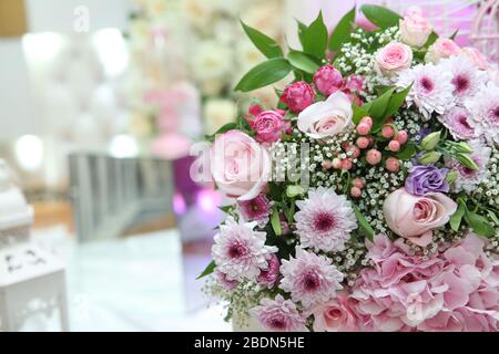Wunderschöner Blumenstrauß aus farbigen Rosen umhüllt den bulligen Hintergrund. Buntes Blumenstrauß. Stockfoto