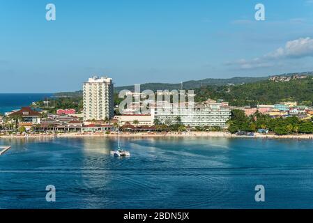 Ocho Rios, Jamaika - 23. April 2019: Blick vom Meer auf das Strand- und Tourismusgebiet von Ocho Rios, Jamaika. Moon Palace Jamaica All Inclusive Resort i Stockfoto