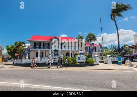 George Town, Cayman Islands, British West Indies - 23. April 2019: Touristen vor dem Nationalmuseum in der Innenstadt von George Town, Grand Cayman, Cay Stockfoto