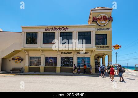 George Town, Cayman Islands, British West Indies - 23. April 2019: Touristen in der Nähe des berühmten Hard Rock Cafe in George Town von Grand Cayman, Cayman Isla Stockfoto