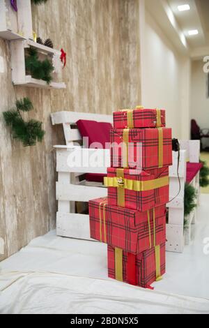 Geschenkschachteln am weihnachtsbaum. Frohes neues Jahr. Feiern Sie Weihnachten zu Hause. Winterurlaubseinkäufe. Einkaufsverkauf. Geschenklieferung. Rot, Rosa, Silber Stockfoto
