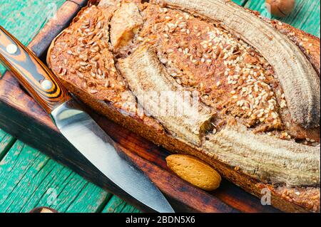 Appetitliches hausgemachtes Buchweizenbrot mit Banane Stockfoto