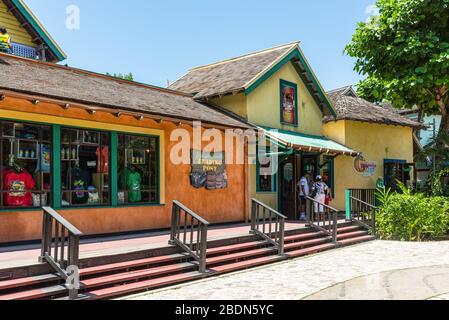 Ocho Rios, Jamaika - 22. April 2019: Menschen im Island Village Shopping Cente in Ocho Rios, Jamaika. Stockfoto